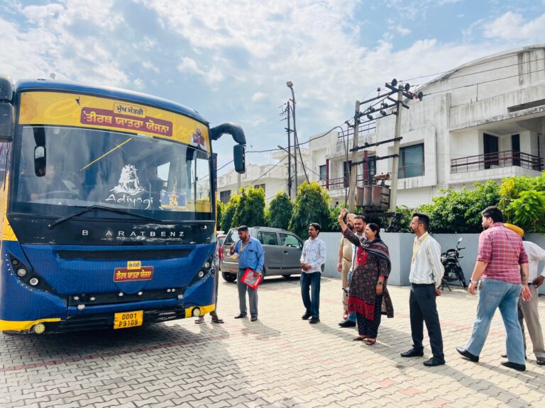 ਵਿਧਾਇਕ ਰਾਜਿੰਦਰ ਪਾਲ ਕੌਰ ਛੀਨਾ ਨੇ ਸ਼ਰਧਾਲੂਆਂ ਦੀ 17ਵੀਂ ਬੱਸ ਨੂੰ ਕੀਤਾ ਰਵਾਨਾ