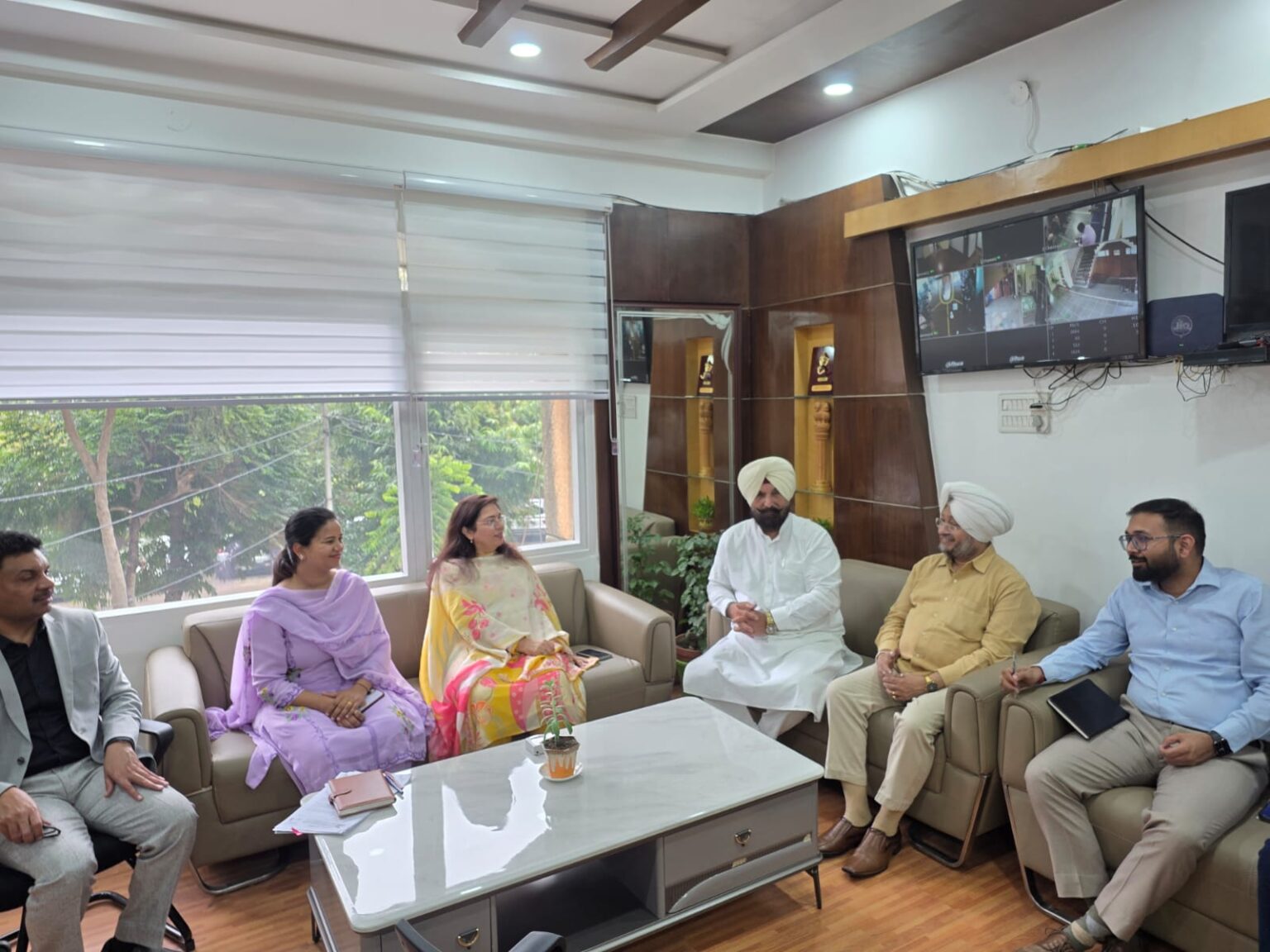ਵਿਧਾਇਕ ਕੁਲਵੰਤ ਸਿੰਘ ਸਿੱਧੂ ਦੀ ਪ੍ਰਧਾਨਗੀ ਹੇਠ ਨਿਗਮ ਕਮਿਸ਼ਨਰ ਨਾਲ ਮੀਟਿੰਗ