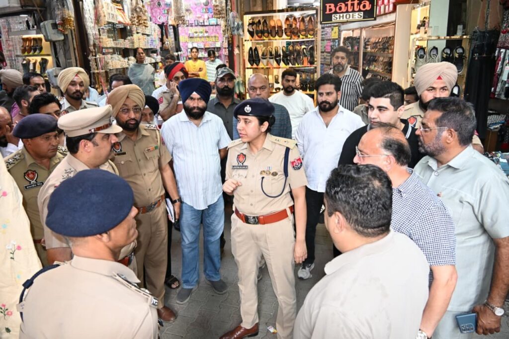*ਐਸ.ਐਸ.ਪੀ ਡਾ. ਦਰਪਣ ਆਹਲੂਵਾਲੀਆ ਨੇ ਬਜ਼ਾਰਾਂ ਦਾ ਦੌਰਾ ਕਰਕੇ ਵਪਾਰਕ ਸੰਗਠਨਾਂ ਨਾਲ ਕੀਤੀ ਅਹਿਮ ਮੀਟਿੰਗ