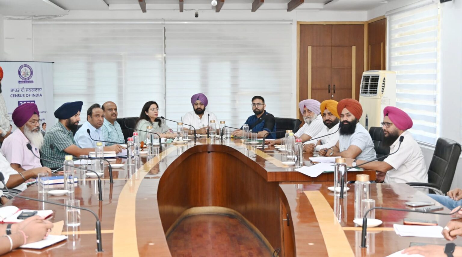 ਕੈਬਨਿਟ ਮੰਤਰੀ ਮੁੰਡੀਆਂ ਨੇ ਵਿਕਾਸ ਕਾਰਜਾਂ ਨੂੰ ਤੇਜ਼ ਕਰਨ ਅਤੇ ਟਿਕਾਊ ਵਿਕਾਸ ਨੂੰ ਯਕੀਨੀ ਬਣਾਉਣ ਲਈ ਕੀਤੀ ਸਮੀਖਿਆ ਮੀਟਿੰਗ