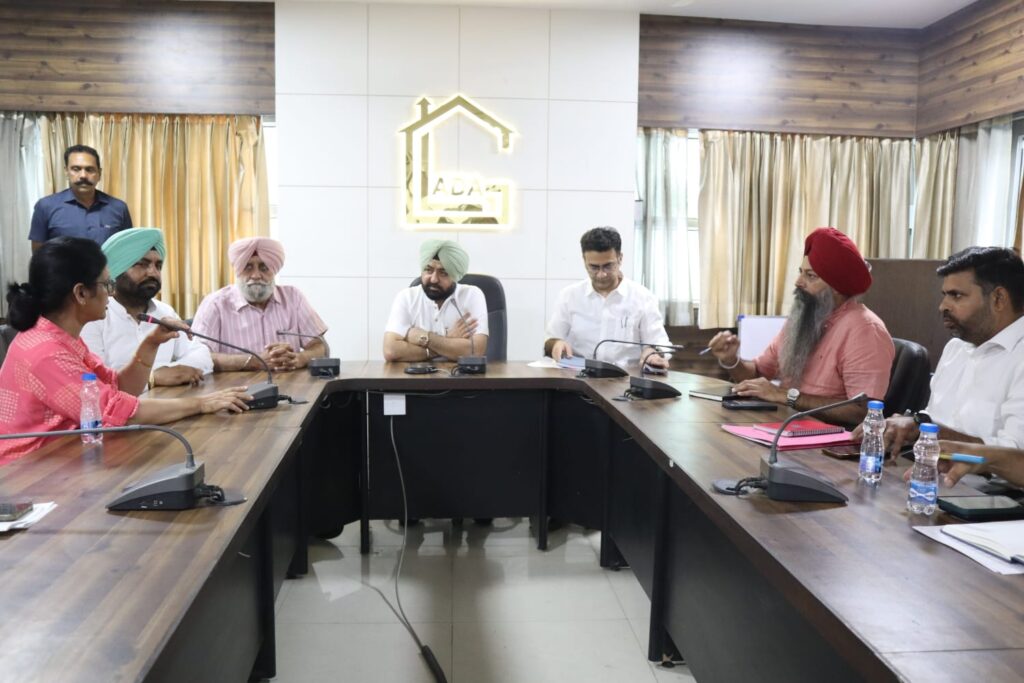 ਪੰਜਾਬ ਦੇ ਮਕਾਨ ਉਸਾਰੀ ਅਤੇ ਸ਼ਹਿਰੀ ਵਿਕਾਸ ਮੰਤਰੀ ਹਰਦੀਪ ਸਿੰਘ ਮੁੰਡੀਆਂ ਵੱਲੋਂ ਗਲਾਡਾ (GLADA) ਦੇ ਕੰਮਾਂ ਦੀ ਸਮੀਖਿਆ; ਲੋਕਾਂ ਅਤੇ ਕਾਲੋਨਾਈਜ਼ਰਾਂ ਦੀਆਂ ਸਮੱਸਿਆਵਾਂ ਸੁਣੀਆਂ