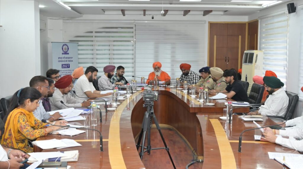 ਗੋਬਰ ਸੁੱਟਣ ਵਾਲੇ ਡੇਅਰੀ ਮਾਲਕਾਂ ਦੁਆਲੇ ਕੱਸੋ ਸ਼ਿਕੰਜਾ; ਲੋੜ ਪੈਣ ‘ਤੇ ਲਗਾਓ ਵਾਤਾਵਰਣ ਮੁਆਵਜ਼ਾ: ਐਮ.ਪੀ ਸੰਤ ਸੀਚੇਵਾਲ